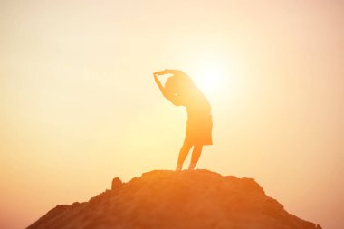 Çocuk siluet, çocuğun sevinç anlar. Doğa günbatımı