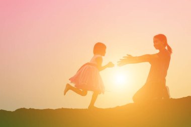 Anne gün batımında kızını gölgelerden çıkardı..