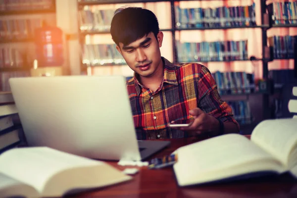 Der Junge Mann Lernt Der Bibliothek — Stockfoto