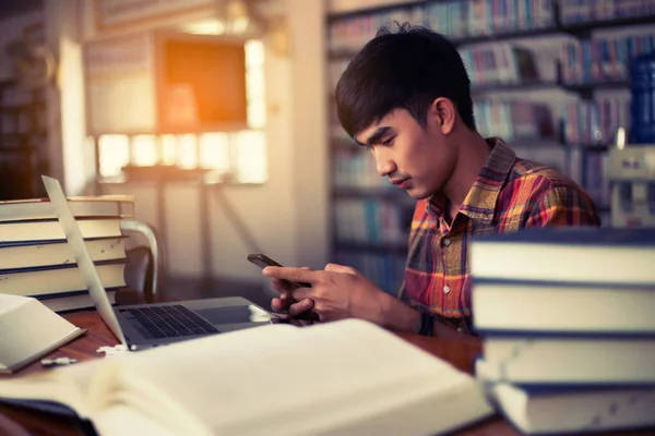 Der Junge Mann Lernt Der Bibliothek — Stockfoto