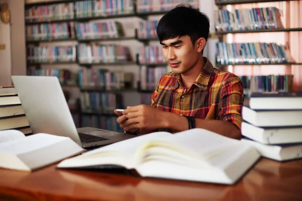 Den Unge Mannen Studerar För Kunskap Biblioteket — Stockfoto