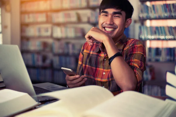 Der Junge Mann Lernt Der Bibliothek — Stockfoto