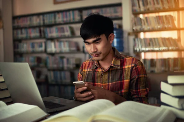 Jeune Homme Étudie Pour Savoir Bibliothèque — Photo