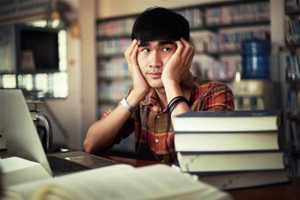 Jeune Homme Étudie Pour Savoir Bibliothèque — Photo