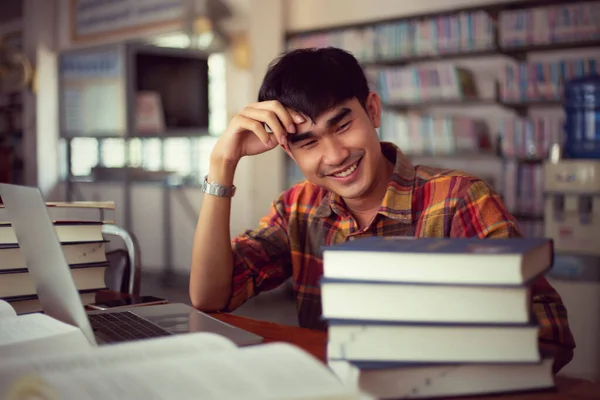 Jeune Homme Étudie Pour Savoir Bibliothèque — Photo