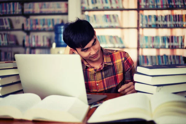 Der Junge Mann Lernt Der Bibliothek — Stockfoto