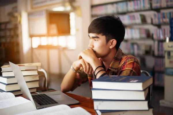 Jeune Homme Étudie Pour Savoir Bibliothèque — Photo