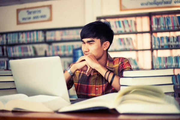 Jeune Homme Étudie Pour Savoir Bibliothèque — Photo