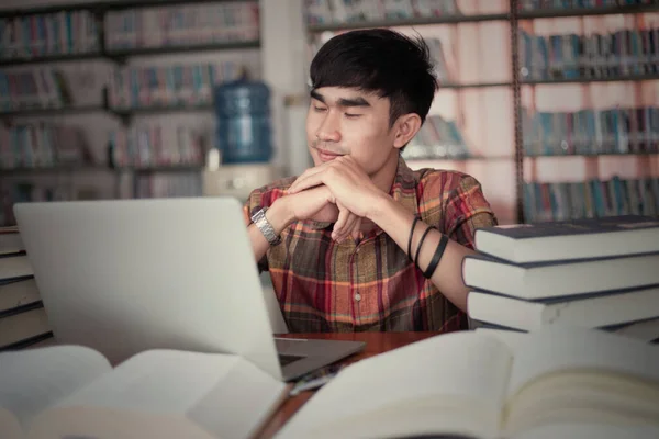 Jeune Homme Étudie Pour Savoir Bibliothèque — Photo