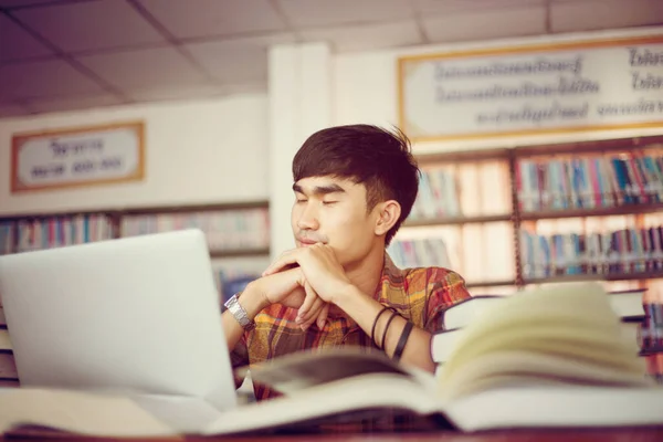 Jeune Homme Étudie Pour Savoir Bibliothèque — Photo