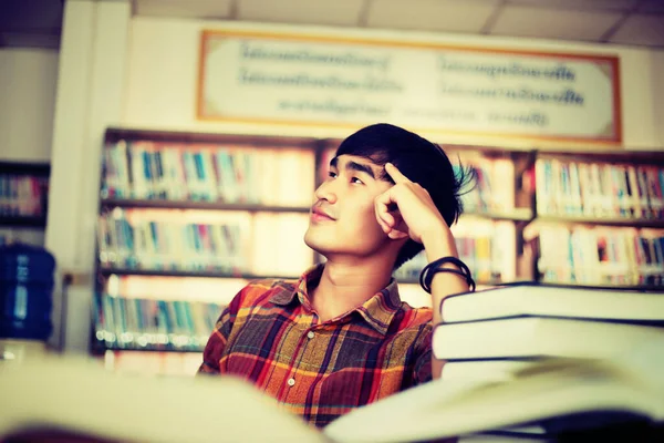 Ten Mladík Učí Vědomosti Knihovně — Stock fotografie