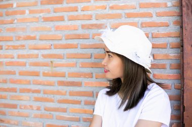 Genç kadın onun başarı, hayatta başarı kavramı için kaldırsın.