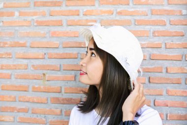 Genç kadın onun başarı, hayatta başarı kavramı için kaldırsın.