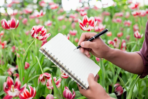 Mulher Tomando Notas Jardim Flores Brancas — Fotografia de Stock