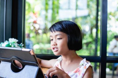 Evde dizüstü bilgisayar kullanan mutlu çocuklar.