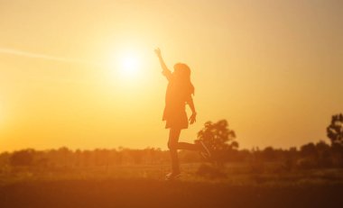 Güzel bir arka plan için dua eden bir kadın silueti.