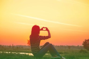 Güzel bir arka plan için dua eden bir kadın silueti.