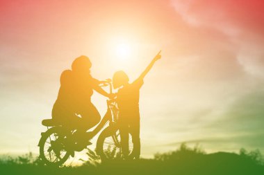 mutlu bir çocuk silüeti ve mutlu zaman günbatımı