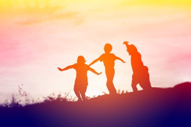 mutlu bir çocuk silüeti ve mutlu zaman günbatımı