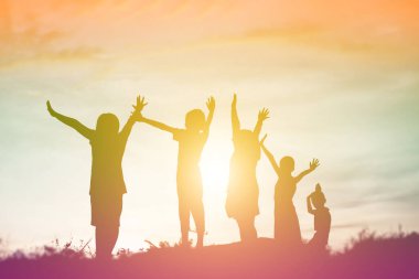 mutlu bir çocuk silüeti ve mutlu zaman günbatımı