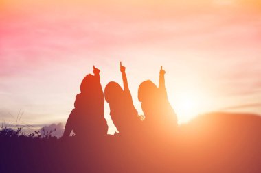 mutlu bir çocuk silüeti ve mutlu zaman günbatımı