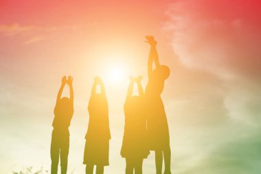 mutlu bir çocuk silüeti ve mutlu zaman günbatımı