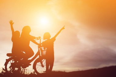 mutlu bir çocuk silüeti ve mutlu zaman günbatımı