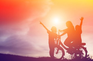 mutlu bir çocuk silüeti ve mutlu zaman günbatımı