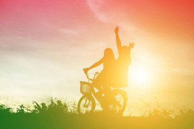 mutlu bir çocuk silüeti ve mutlu zaman günbatımı