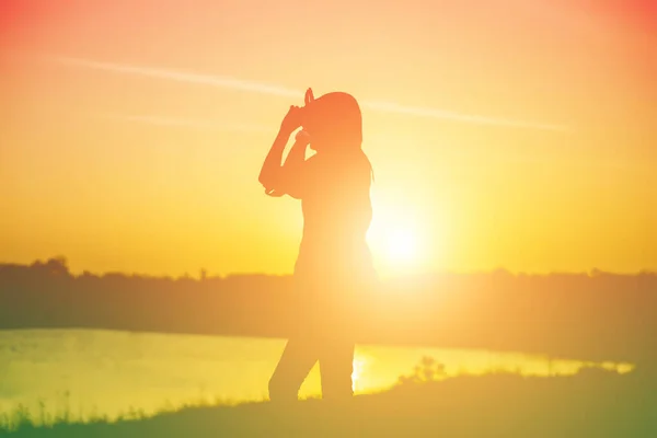 Silhouet Van Vrouw Bidden Prachtige Lucht Achtergrond — Stockfoto