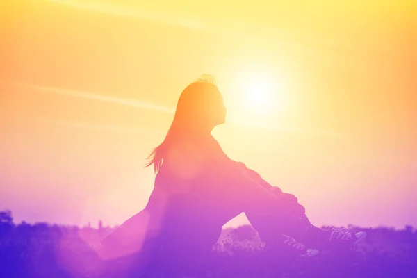 Silueta Mujer Rezando Sobre Hermoso Fondo Del Cielo — Foto de Stock