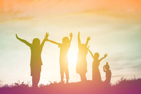 Silhouet Van Een Gelukkige Kinderen Gelukkig Tijd Zonsondergang — Stockfoto