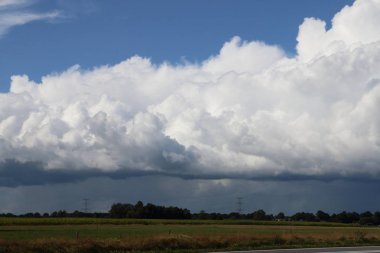 Beyaz bulutlar ve mavi bir gökyüzü