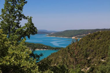 Panorama görüntülemek güzel göl Fransa'da, lac Sainte Croix