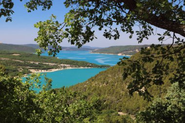 Panorama görüntülemek güzel göl Fransa'da, lac Sainte Croix