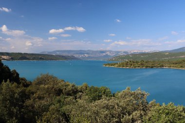 Panorama görüntülemek güzel göl Fransa'da, lac Sainte Croix