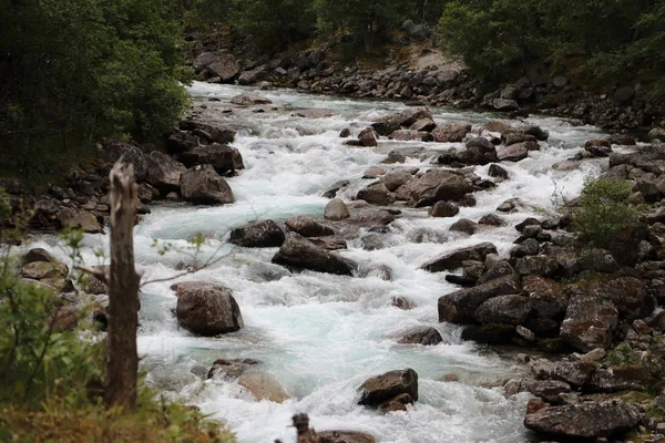 Norveç'te vahşi nehir Amotan şelaleler yakın 