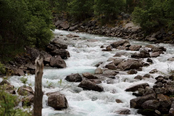 Norveç'te vahşi nehir Amotan şelaleler yakın 