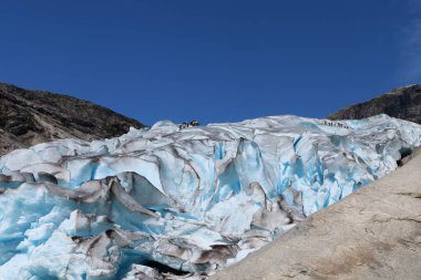 Norveç'te nigardsbreen buzul üzerinde hiking