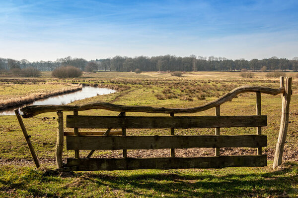 Деревянный забор рядом с красивым ручьем в заповеднике Дренце АА рядом Зигсе в провинции Дренте Нидерланды
