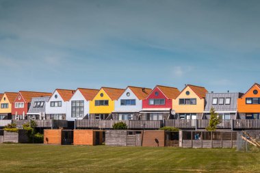 Ijssellake, bölge Gaasterland, il Friesland de Stavoren güzel renkli evler