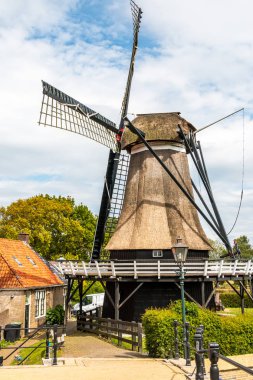 Hollanda'da küçük bir şehir Sloten tahıl öğütmek için eski değirmen, il Friesland, bölge Gaasterland