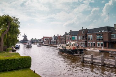 Hollanda, il Friesland su sporları ve eğlence için ünlü Woudsend Köy görünümü