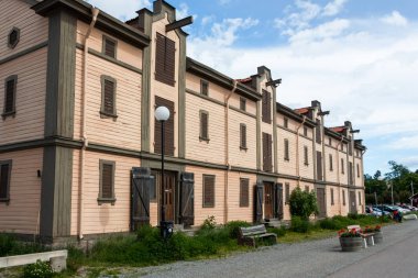 Hudiksvall 'daki eski ahşap kasaba evleri Gvleborgs LN eyaletindeki bir şehir, Doğu Isveç