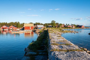 Doğu İsveç'te Hornlandet bir yarımada korumak doğada Hlick küçük bir köy görünümü