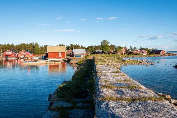 Doğu İsveç'te Hornlandet bir yarımada korumak doğada Hlick küçük bir köy görünümü