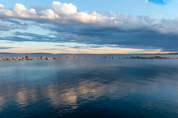 Yarımada Hornslandet de Bothnia Körfezi'nde doğu İsveç'te Güzel deniz manzarası