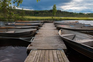 İsveç'te Lake Safssjon bölgesi Dalarna iniş aşamasında satır teknelerin mavi saat akşam güzel görünümü