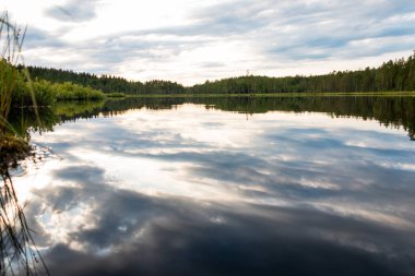 Fredriksberg yakın İsveç'in ortasında bölge Dalarna Safssjon gölü üzerinde mavi saat boyunca güzel akşam görünümü