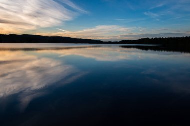 Fredriksberg yakın İsveç'in ortasında bölge Dalarna Safssjon gölü üzerinde mavi saat boyunca güzel akşam görünümü